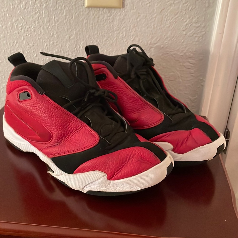 🎊PRICE DROP 🎊 Mens Red & Black Jordan’s Athletic Shoe 👟